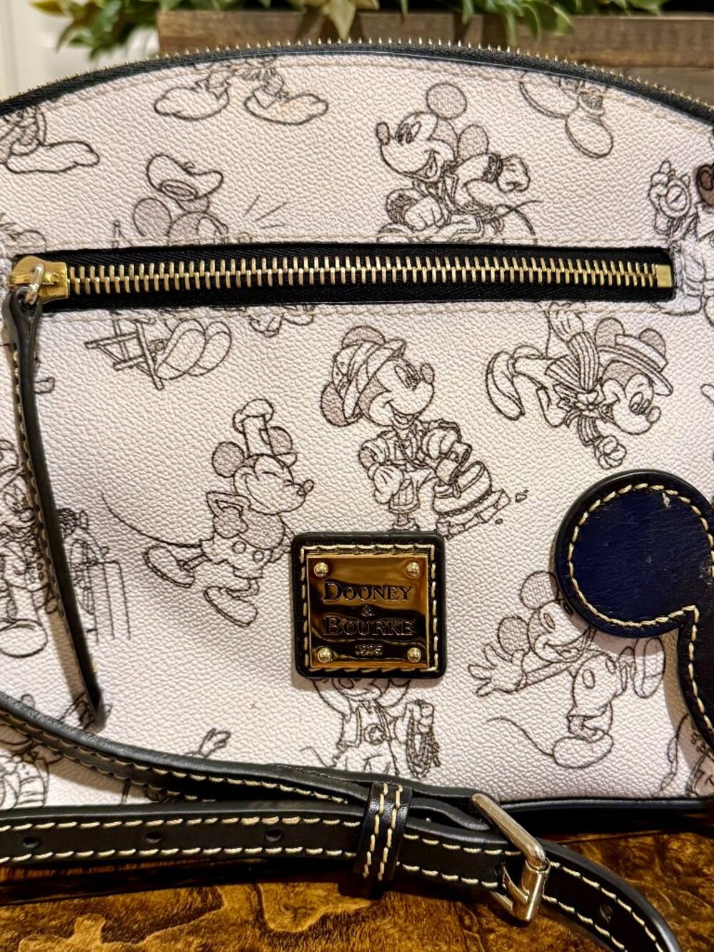Dooney & Bourke White & Black Disney Sketch Crossbody Bag